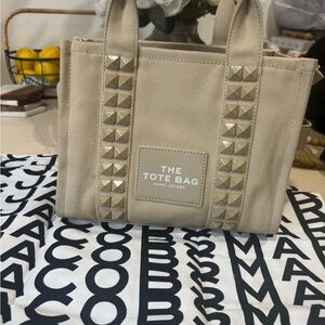 Marc Jacobs Cream Tote Bag with Elegant Design